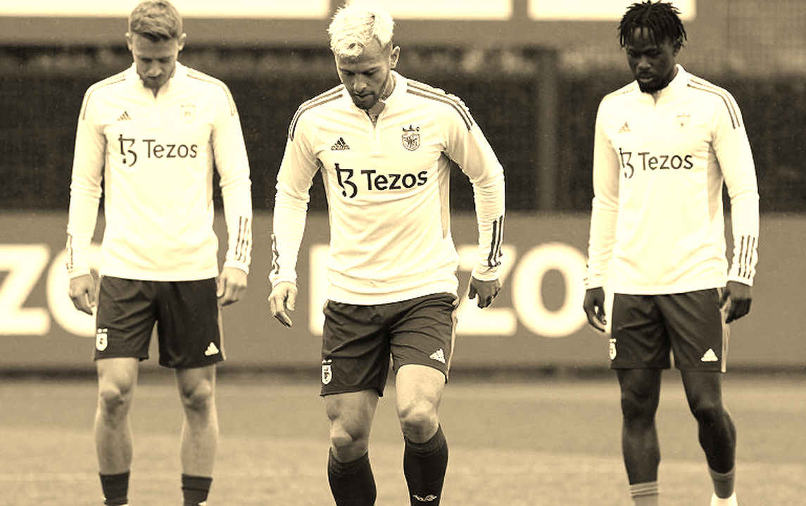 Robbie Savage đến Peterborough United: canh bạc vào cá tính giữa khoảng cách hai hạng đấu