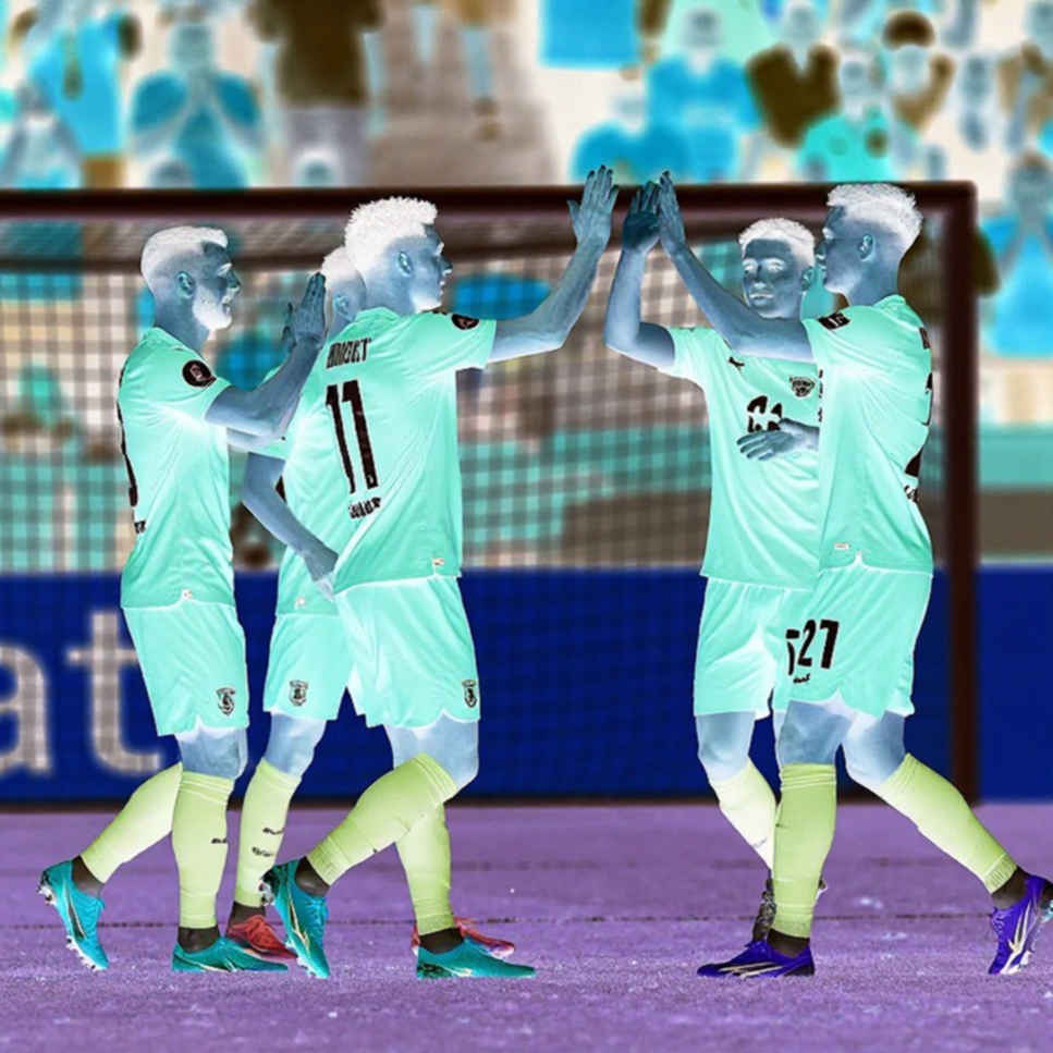 Bản chữ ký của may rủi: V.League và những khoảng lặng trong bảng lương