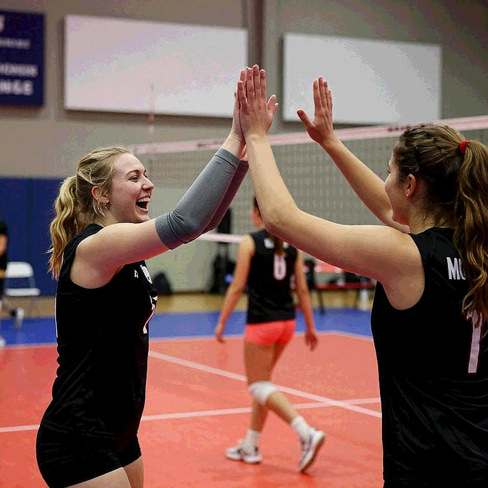 Arizona State quét Stanford 3-0: ba mũi tấn công, mười hai điểm chắn và một setter 19 tuổi