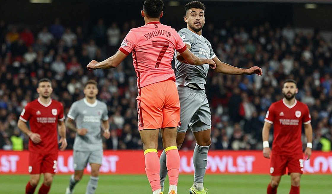 Kvaratskhelia rời sân bằng cáng trước Barcelona: PSG mất cánh trái, mất Marquinhos và mất quyền chủ động hiệp hai